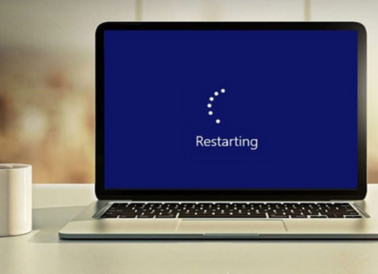 Nguyên nhân khiến laptop bị treo Restarting Win 11