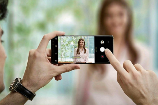 tại sao chụp ảnh camera sau mặt bị lệch