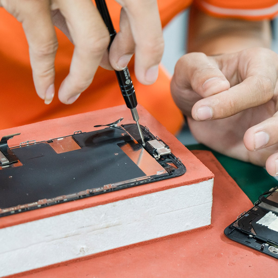 Cách bảo vệ tính năng chống nước của iPhone sau khi ép kính