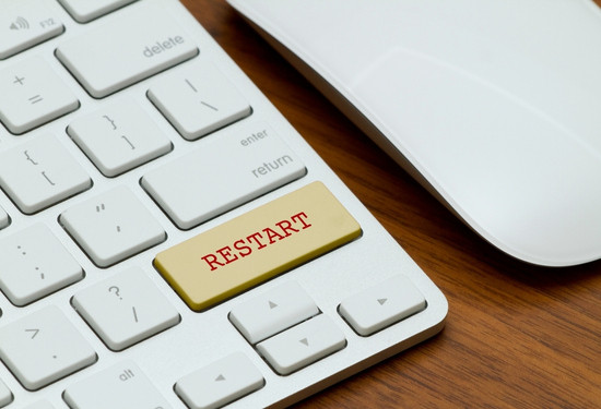 Khởi động lại Laptop để máy khắc phục các lỗi xung đột phần mềm