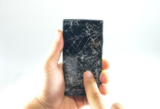 Không nên tiếp tục sử dụng mặt kính điện thoại bị vỡ