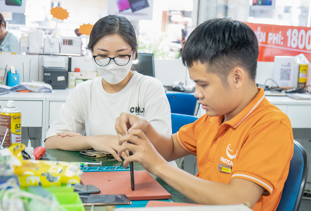 Dịch vụ sửa IC sóng iPhone 15 Pro Max minh bạch Dịch vụ sửa IC sóng iPhone 15 Pro Max minh bạch