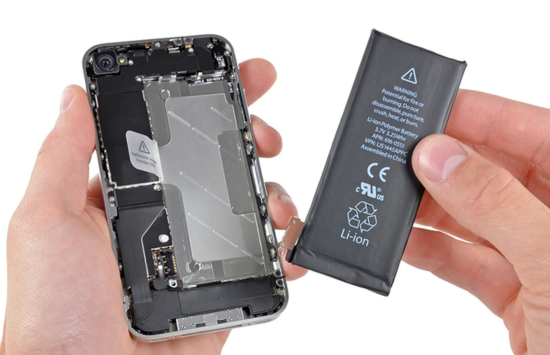 Thay pin iPhone có bị mất chống nước không