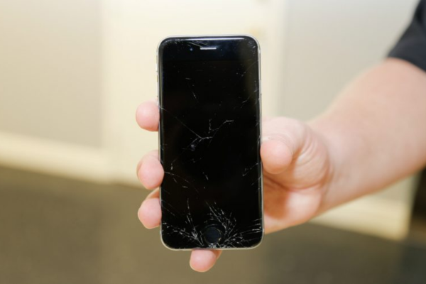 iPhone không lên màn hình do nhiễm nước va đập iPhone không lên màn hình do nhiễm nước va đập
