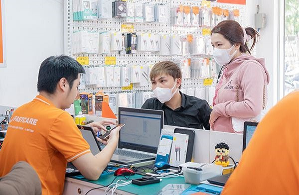 khách hàng quan sát quá trình thay mặt kính Oppo A58