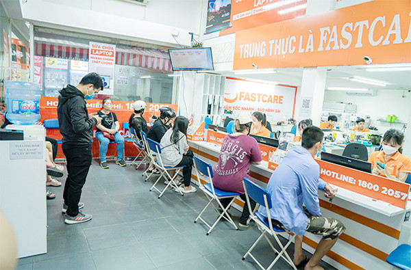 Khách hàng đến thay màn hình iPad Mini 4 Tại Fastcare