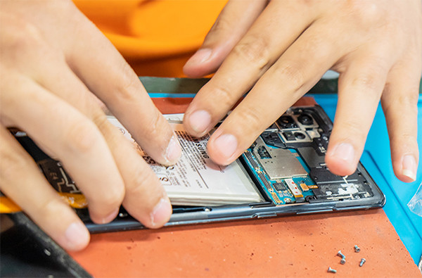 Quy trình thay pin Samsung A40 chuyên nghiệp