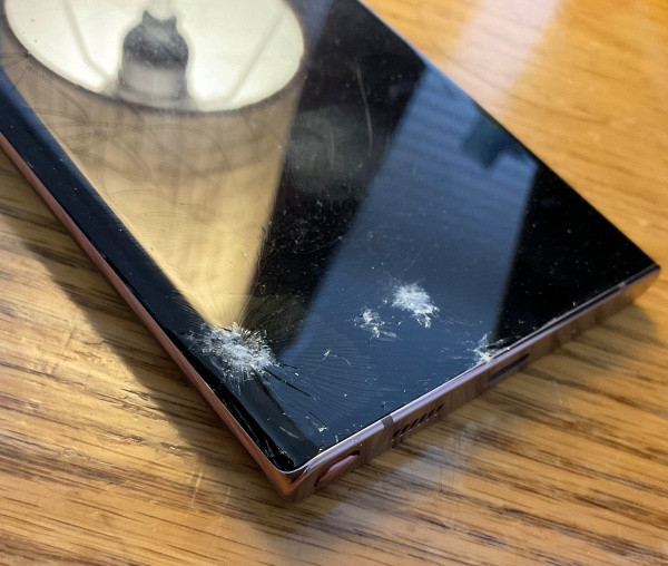 Samsung S24 Ultra bể mặt kính