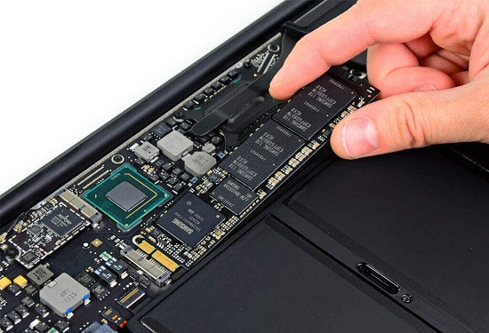 Thay main laptop có mất dữ liệu không