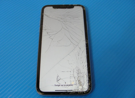 Mặt kính iPhone 11 vỡ nứt