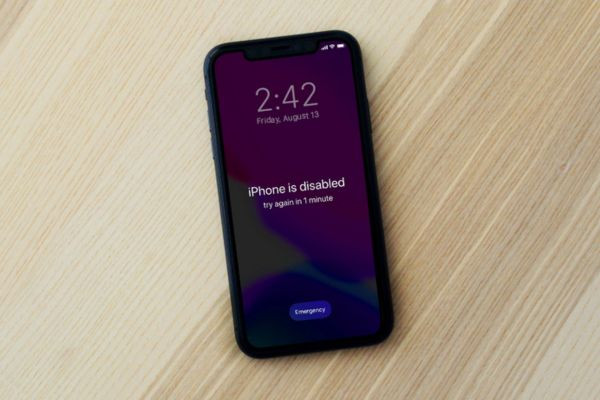 Vì sao iPhone bị vô hiệu hoá
