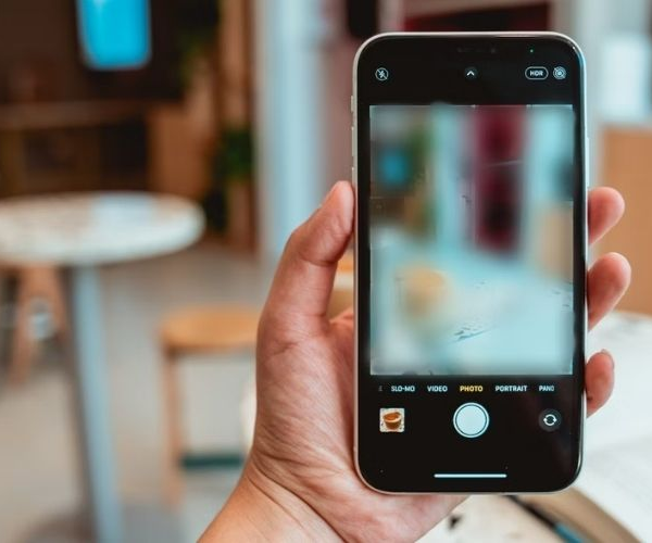 Bụi bẩn và hơi nước bám trên camera