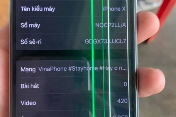 Dấu hiệu màn hình iPhone bị sọc xanh