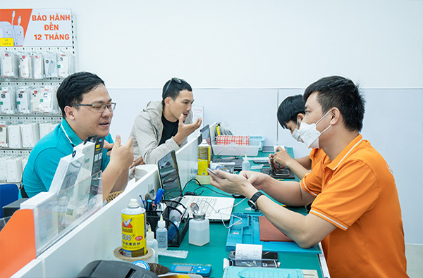 Khách hàng quan sát quá trình sửa điện thoại tại FASTCARE