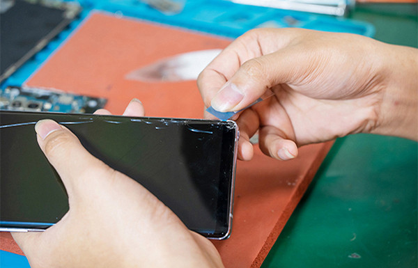 kỹ thuật viên thay màn hình Samsung