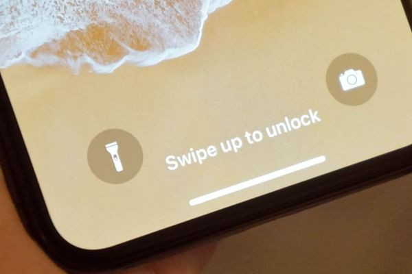 Lý do cần tắt đèn pin trên màn hình khóa iPhone