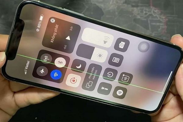 Lý do khiến iPhone bị sọc xanh màn hình