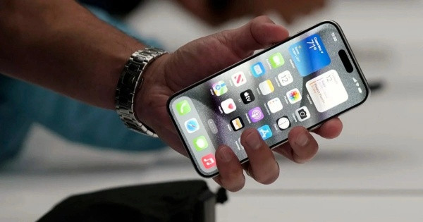 Nguyên nhân nào khiến iPhone 15 Pro Max bị đơ cảm ứng?