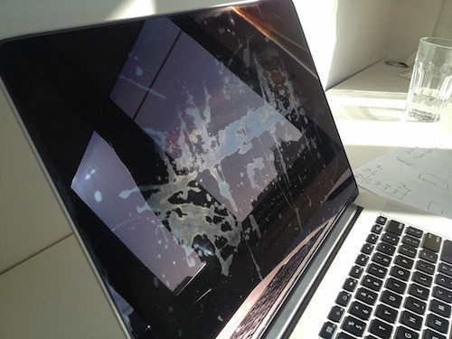 Những dấu hiệu khác khi màn hình Macbook bị vào nước Những dấu hiệu khác khi màn hình Macbook bị vào nước