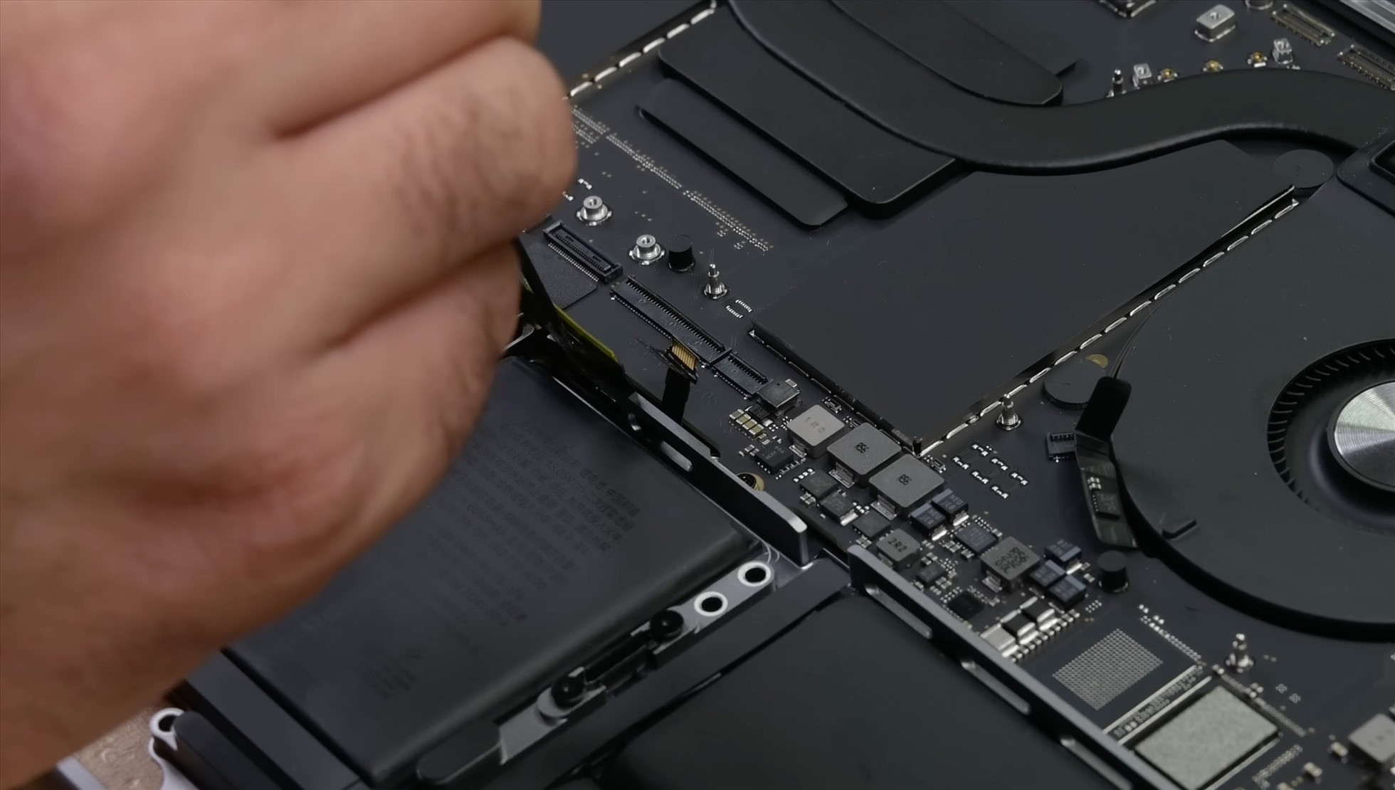 Những lỗi phần cứng MacBook thường gặp Những lỗi phần cứng MacBook thường gặp