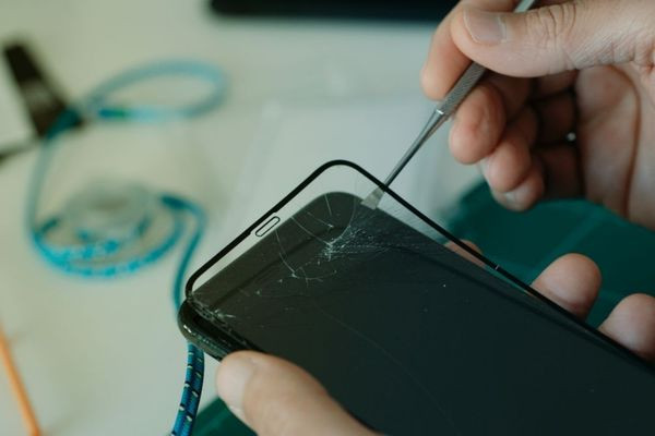 Tháo ốp lưng hoặc miếng dán 
