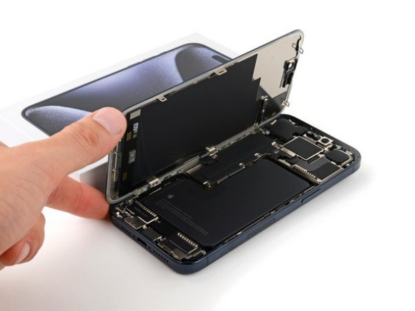 Thay màn hình iPhone 15 Pro Max để khắc phục sự cố