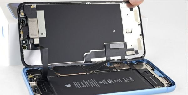 Thay màn hình iPhone 15 Pro Max ở đâu uy tín, chất lượng?