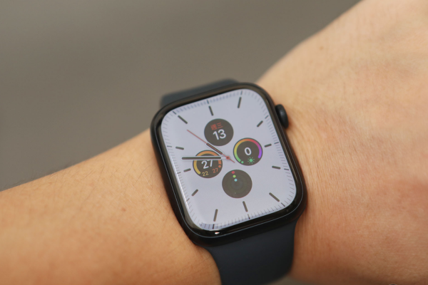 Vì sao màn hình Apple Watch Series SE 2022 bị xuống cấp