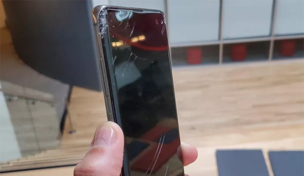 Dấu hiệu cho thấy mặt kính Samsung S10 đã bị hỏng bao gồm