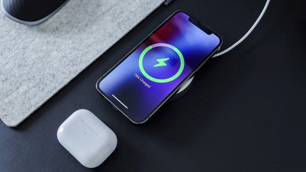 Dấu hiệu iPhone 13 hư chân sạc