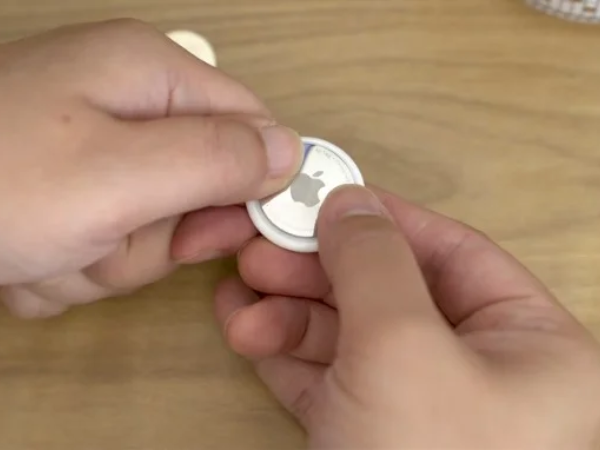 Hướng dẫn cách thay pin AirTag bước 2