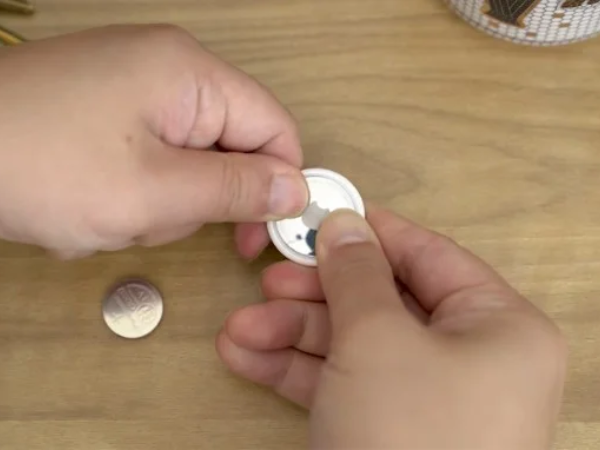 Hướng dẫn cách thay pin AirTag bước 5