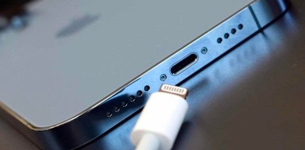 Nguyên nhân dẫn đến chân sạc iPhone 14 Plus bị hư