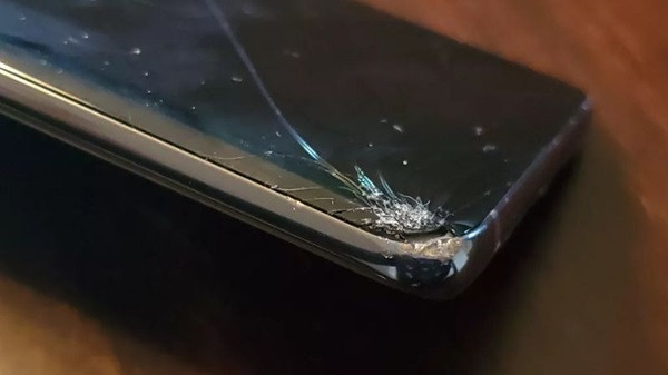 Nguyên nhân dẫn đến mặt kính Samsung S10 bị hư