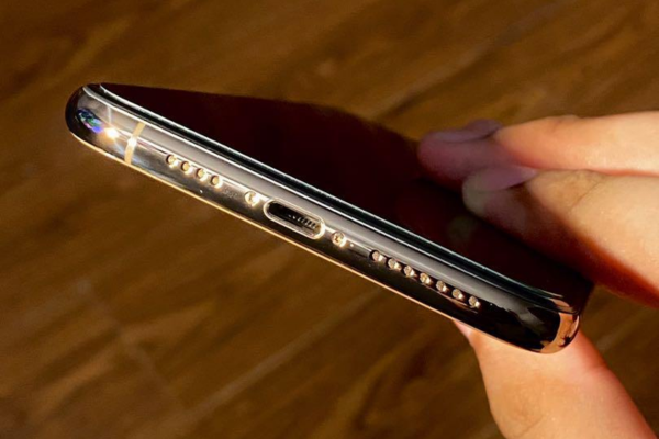 Nguyên nhân khiến IC sạc iPhone Xs bị xuống cấp