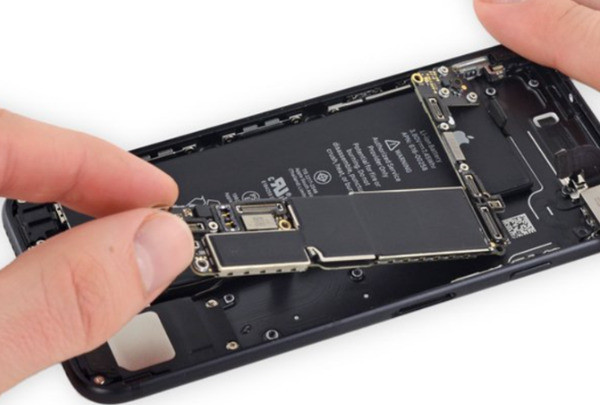 Thay IC nguồn iPhone 8