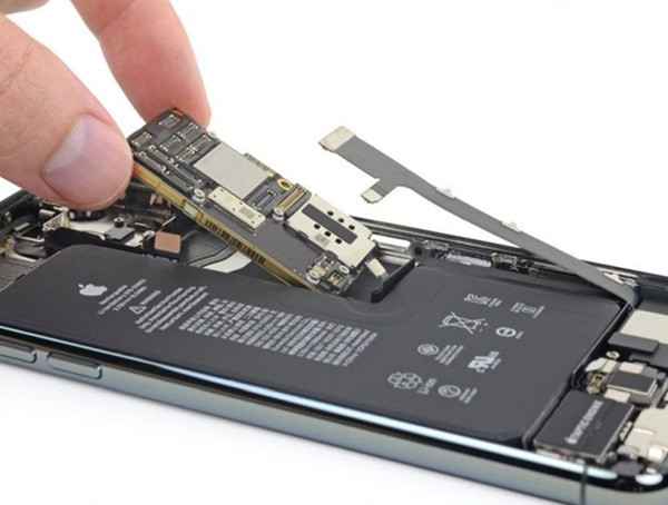 Thay IC sạc iPhone 11 Pro Thay IC sạc iPhone 11 Pro