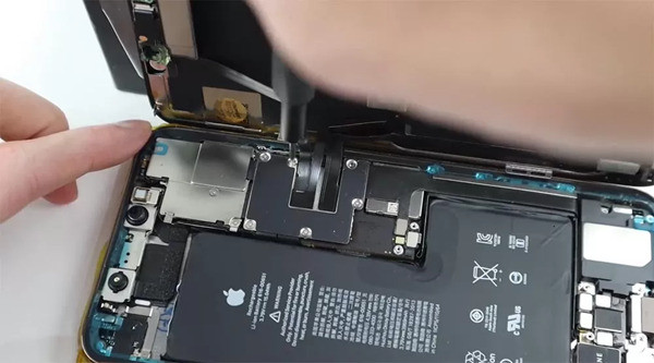 Thay IC Wifi iPhone 14 Pro Max