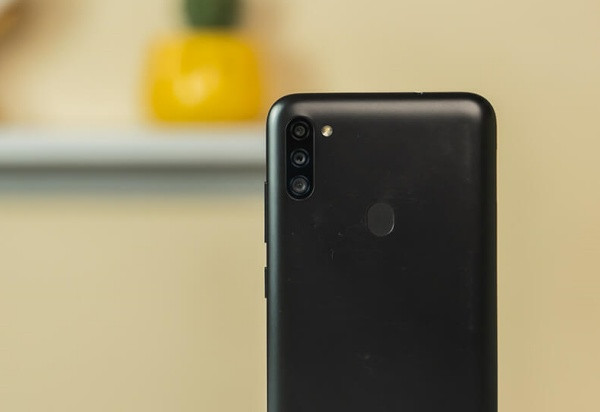 Camera sau Samsung M11