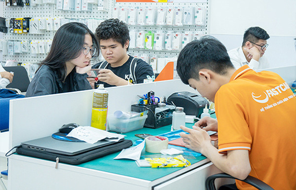 Khách hàng quan sát thay pin Xiaomi Redmi A1 trực tiếp
