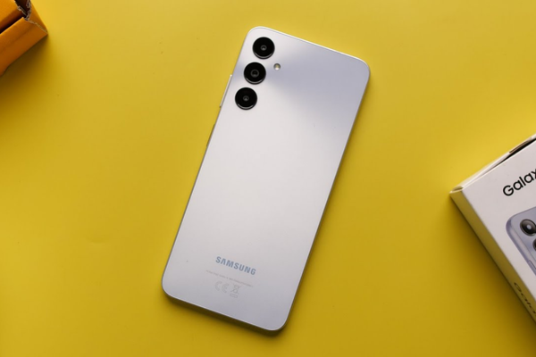 Khi nào nên thay nắp lưng Samsung A05s?