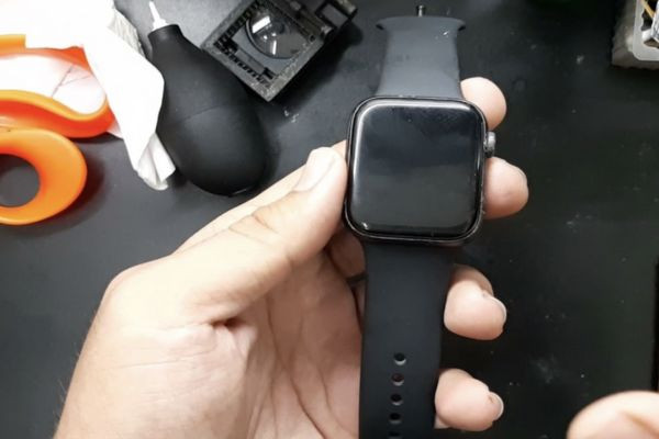 Apple Watch bị hở màn hình