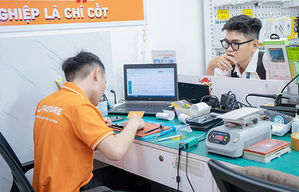kỹ thuật viên thay màn hình tỉ mỉ