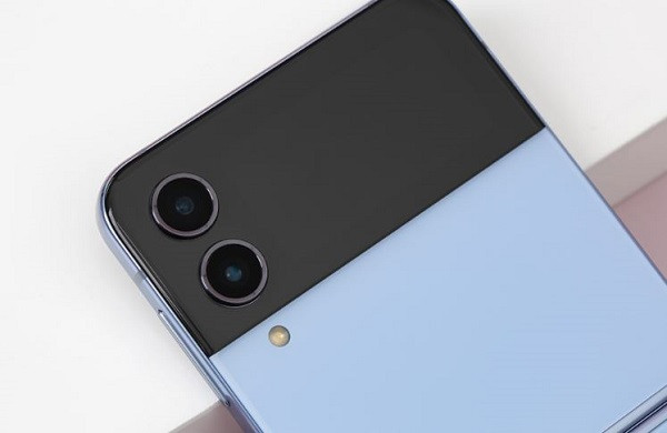 Lý do bạn nên thay kính camera Samsung Z Flip 4