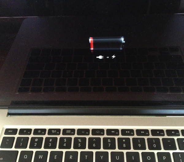 nguyên nhân chính có thể dẫn đến hỏng IC nguồn trên Macbook