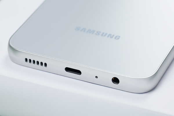 Nguyên nhân khiến nắp lưng Samsung A05s bị hỏng