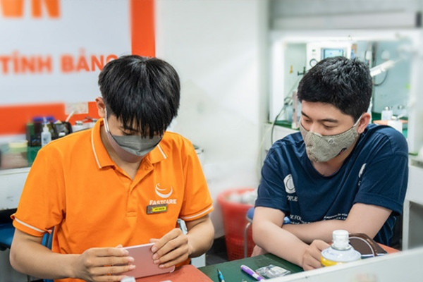 nhờ thợ sửa điện thoại chuyên nghiệp