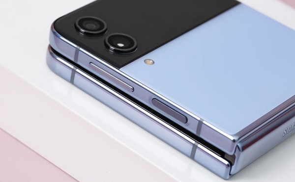Thay pin Samsung Z Flip 4 chai pin