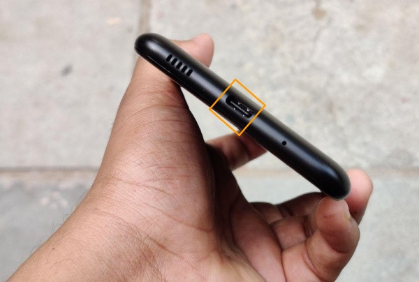Tại sao Samsung M11 hư chân sạc