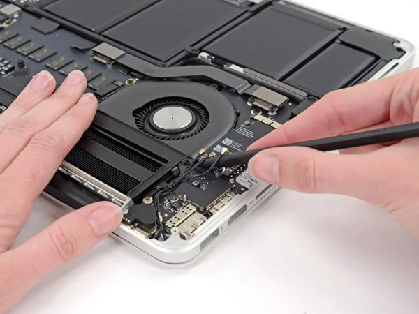 Thay IC nguồn Macbook